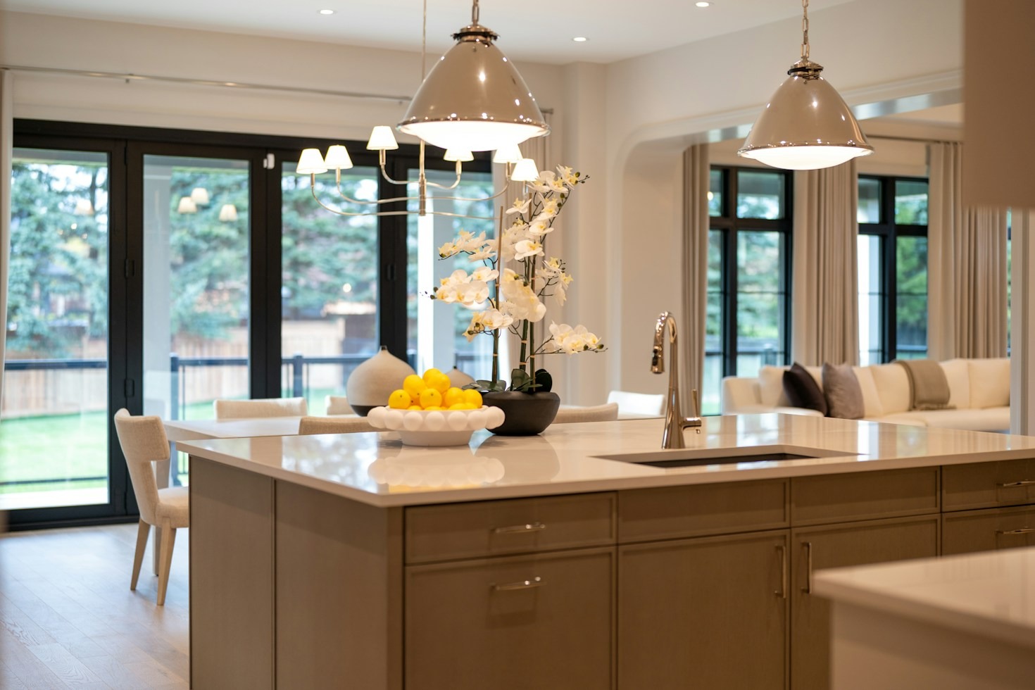 Cucina e zona living: creare continuità visiva ed eleganza nell’arredo